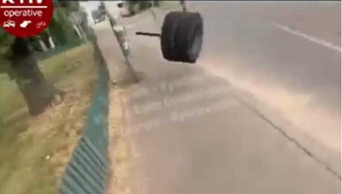 У Києві в маршрутки відвалилося колесо й полетіло на людину: відео