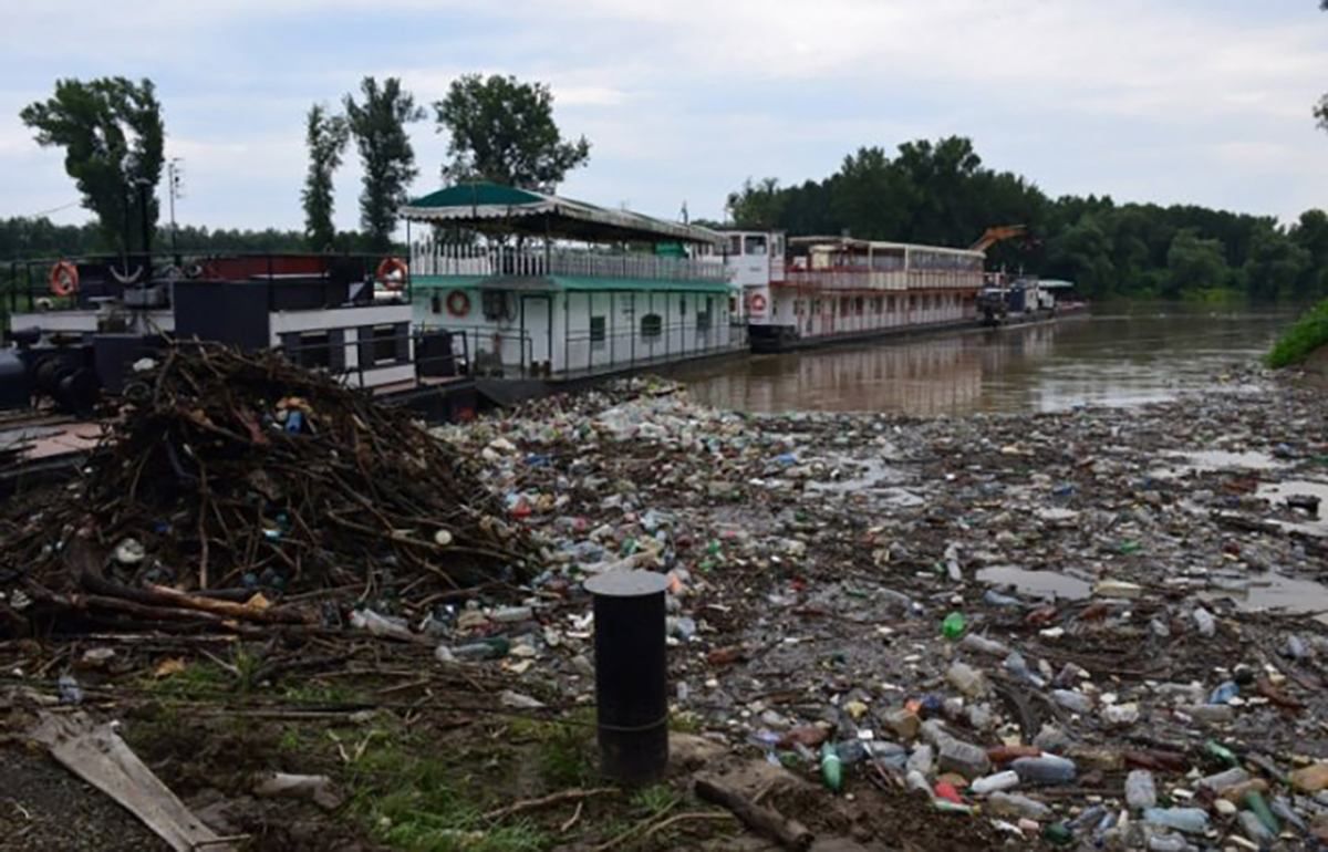Венгрия обратилась к Зеленскому из-за мусора из Украины