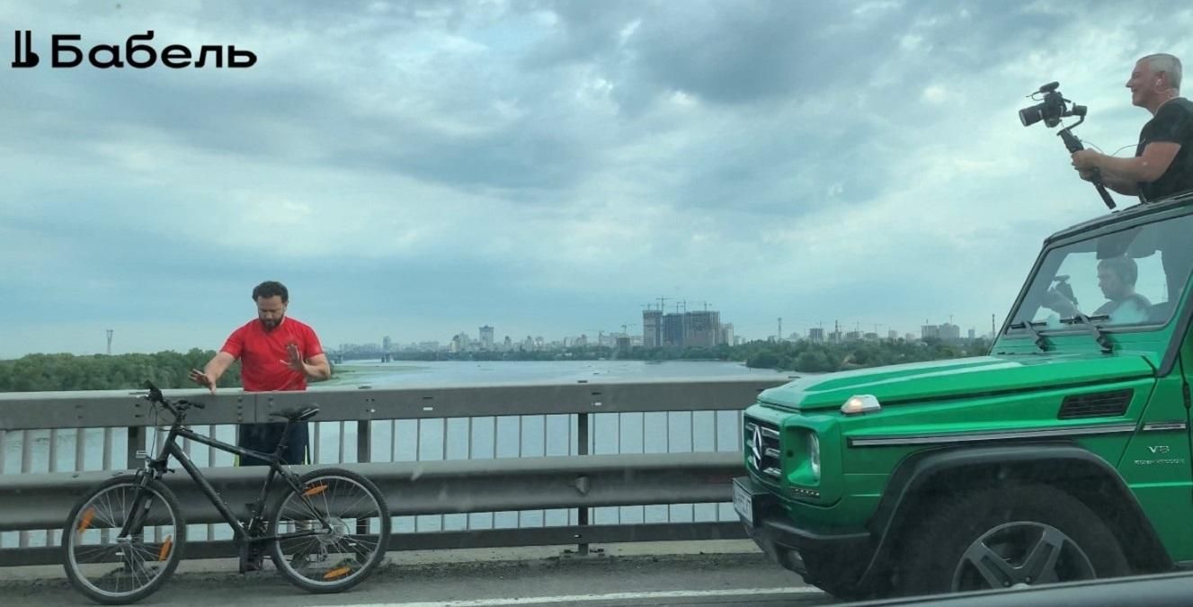 Дубинский на велосипеде создал затор на Южном мосту Киева: снимал проморолик – фото Дубинский на велосипеде создал затор на Южном мосту Киева: снимал проморолик – фото
