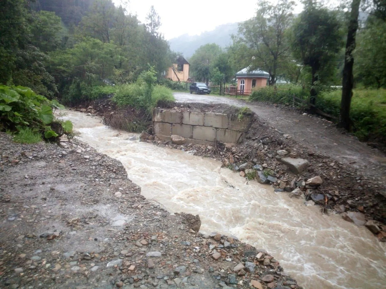 Через сильний дощ відсутнє транспортне сполучення до прикарпатських сіл Через сильний дощ відсутнє транспортне сполучення до прикарпатських сіл