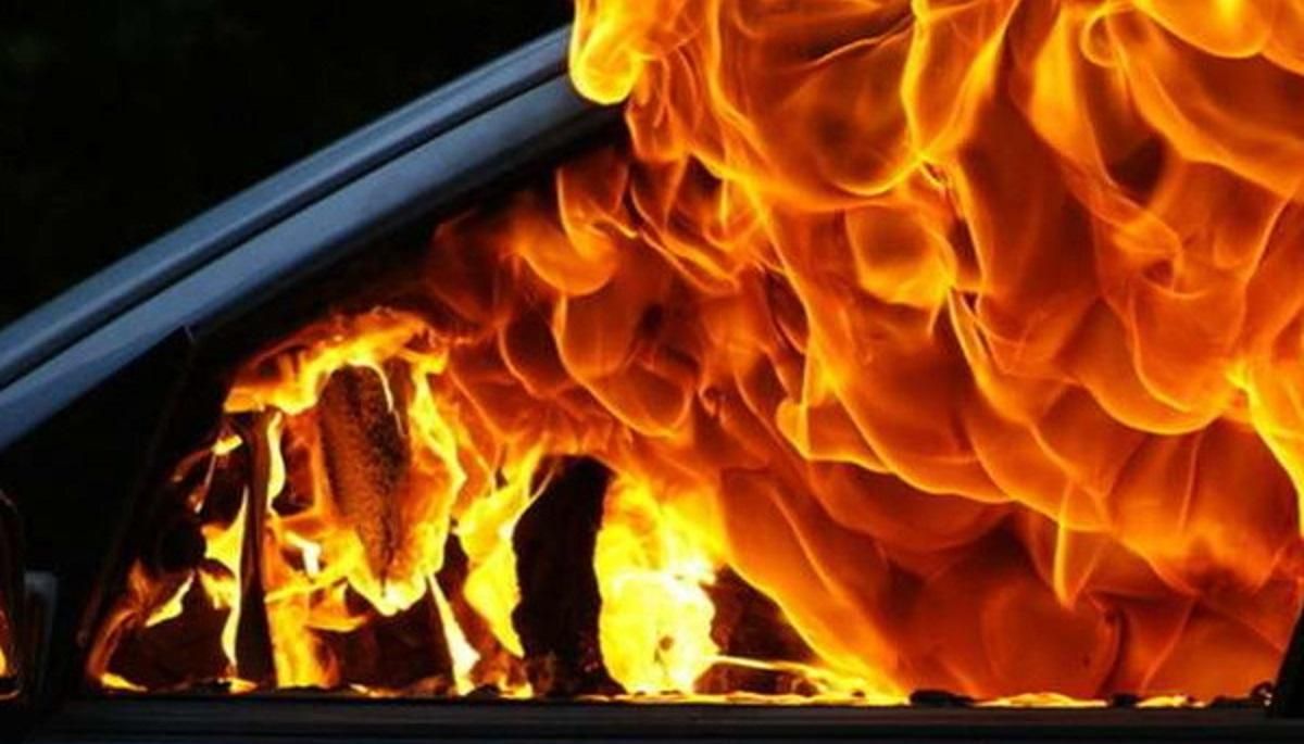 У Києві на АЗК спалахнуло авто, але працівники заправки зреагували й врятували дитину: відео У Києві на АЗК спалахнуло авто, але працівники заправки зреагували й врятували дитину: відео