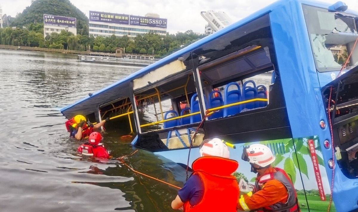 У Китаї автобус з людьми впав у озеро: є жертви – фото, відео