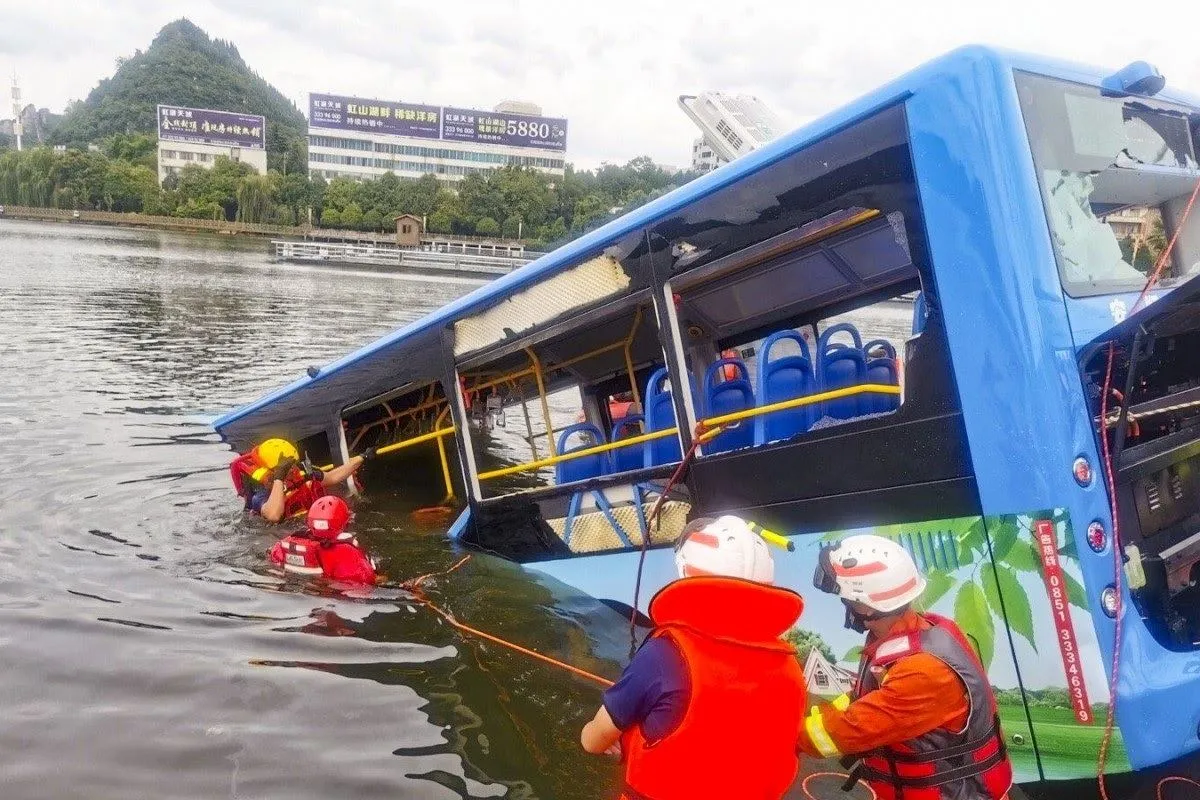 У Китаї автобус впав в озеро