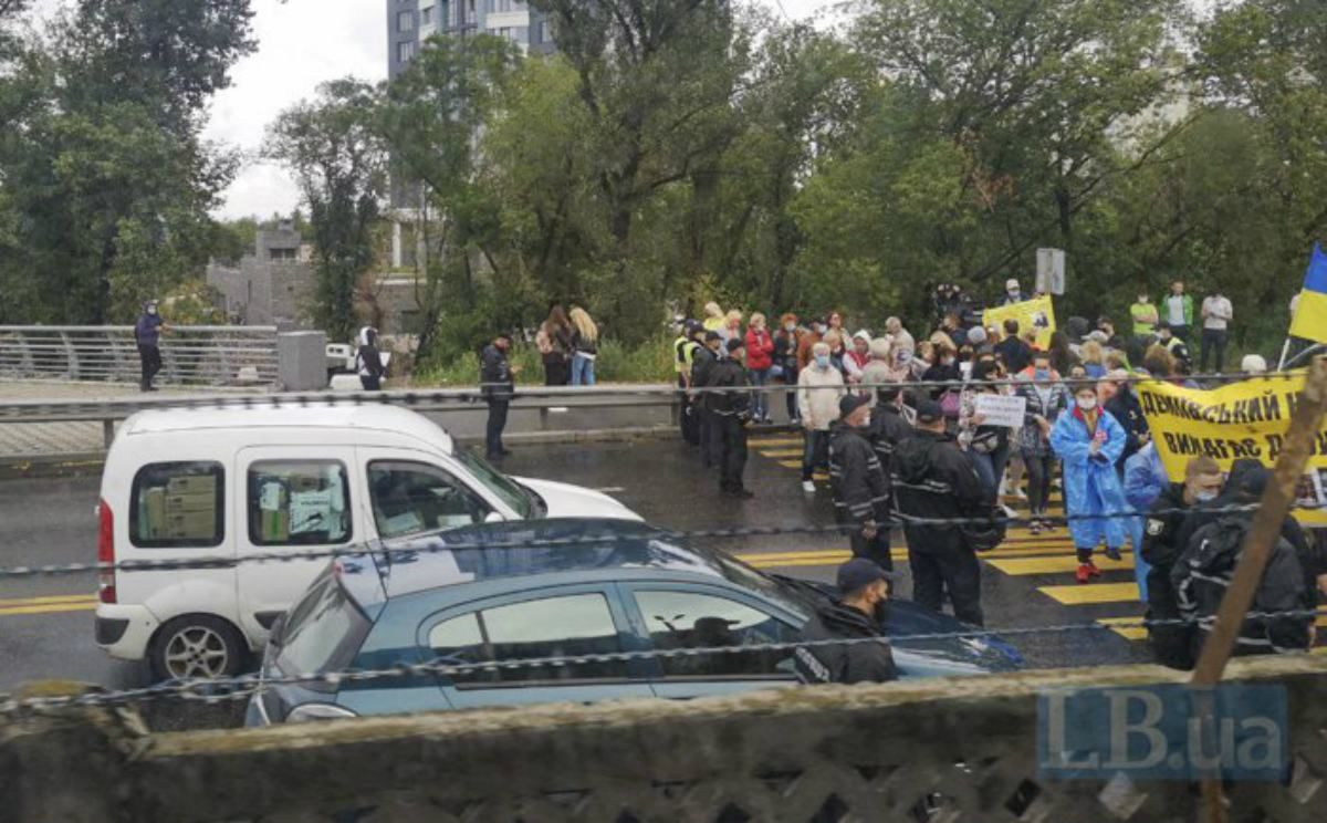 У Києві протестувальники перекрили міст Метро – фото, відео та причини