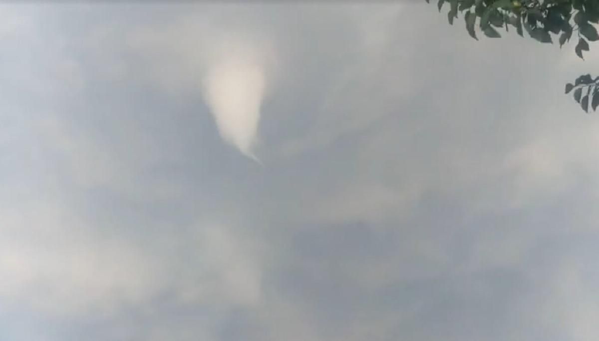 Як зароджується смерч: на Черкащині зняли відео Як зароджується смерч: на Черкащині зняли відео