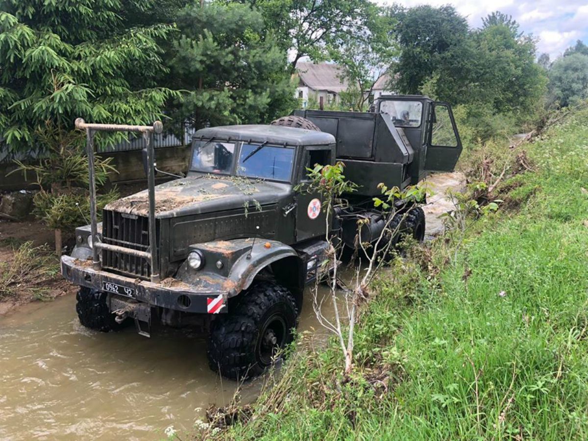Три села в Карпатах остаются отрезанными от мира из-за непогоды Три села в Карпатах остаются отрезанными от мира из-за непогоды