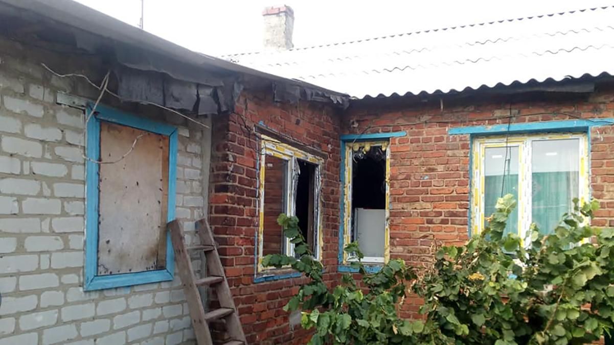 Боевики в Донбассе снова обстреляли жилые дома: фото разрушений в Зайцево и Жованке Боевики в Донбассе снова обстреляли жилые дома: фото разрушений в Зайцево и Жованке