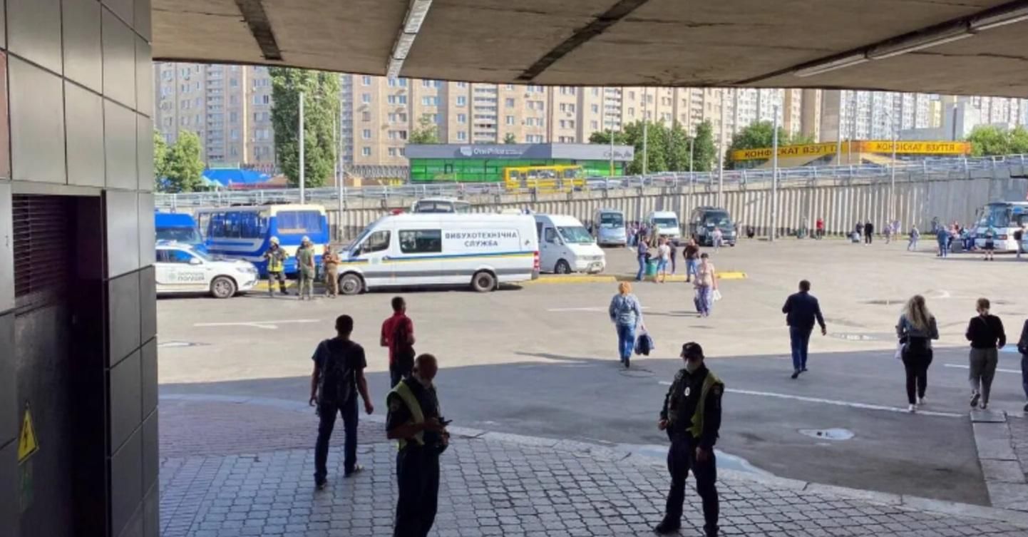 Повідомили про замінування Центрального автовокзалу у Києві: фото