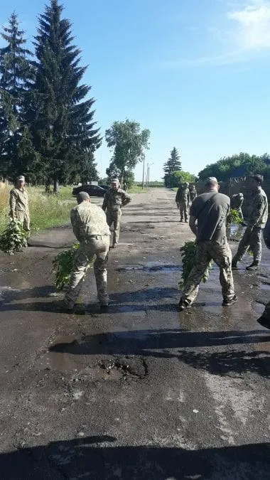 Військові вигрібають воду з калюж перед візитом Зеленського до Луцьку