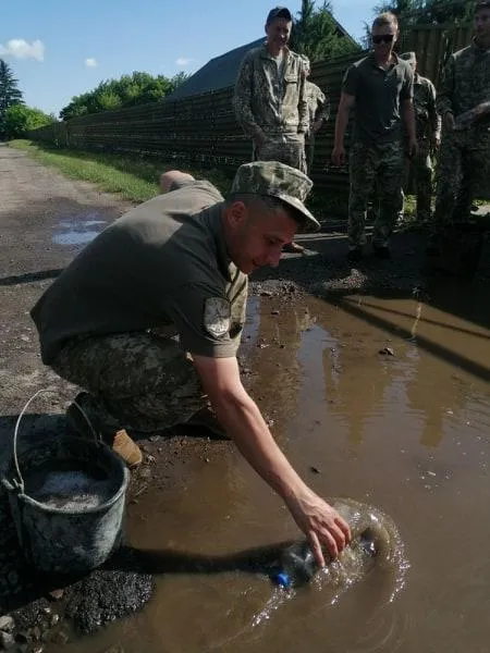 Військові вигрібають воду з калюж перед візитом Зеленського до Луцьку