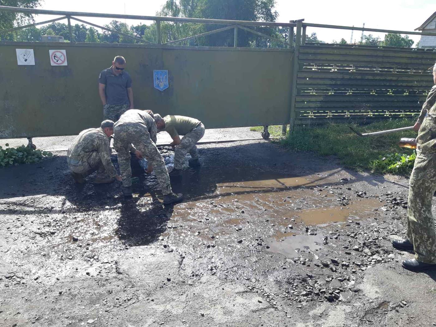 Военные выгребали воду из луж перед визитом Зеленского: видео