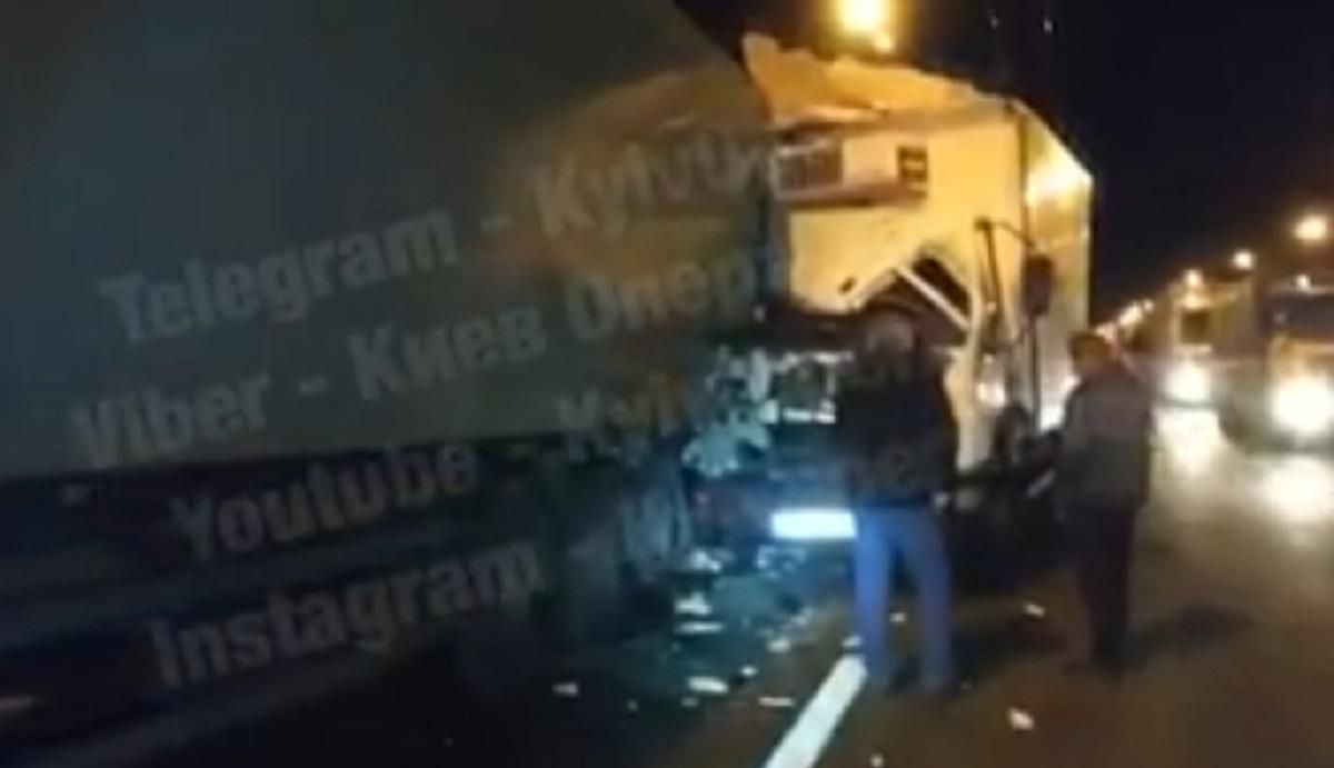 ДТП в Киеве с грузовиками: есть пострадавший - видео