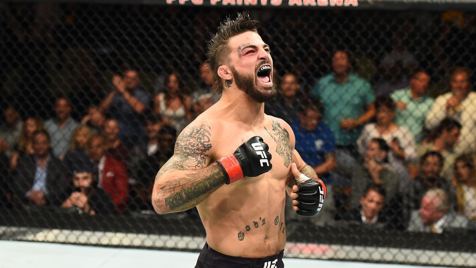 Боєць UFC ударом в обличчя збив з ніг літнього чоловіка в ресторані: відео