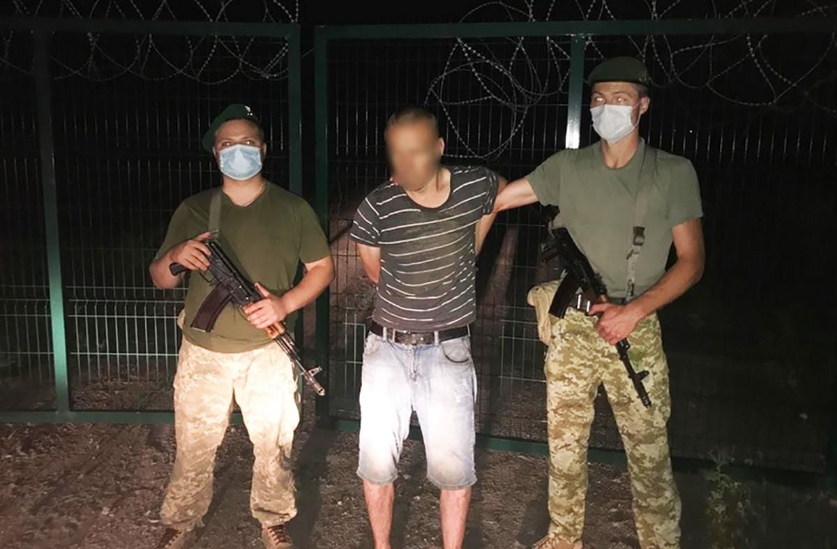 На Харьковщине нарушитель попытался перелезть через забор в Россию
