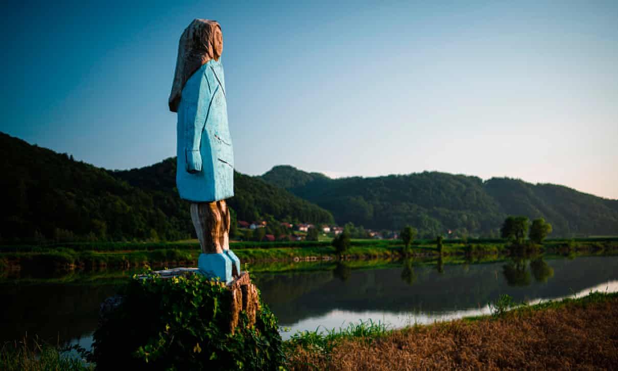 Деревянную скульптуру Мелании Трамп сожгли в Словении: фото Деревянную скульптуру Мелании Трамп сожгли в Словении: фото