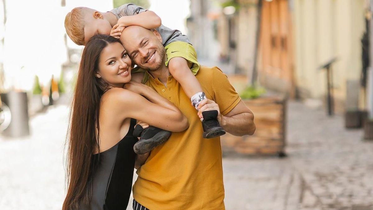 Влад Яма с женой и сыном прогулялись по Львову: удивительные кадры Влад Яма с женой и сыном прогулялись по Львову: удивительные кадры