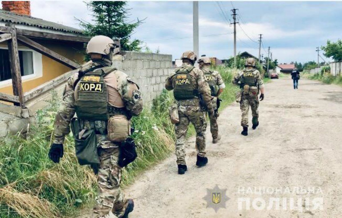 Поліція зі спецназом провела масові обшуки на Прикарпатті через незаконну вирубку лісу – фото Поліція зі спецназом провела масові обшуки на Прикарпатті через незаконну вирубку лісу – фото