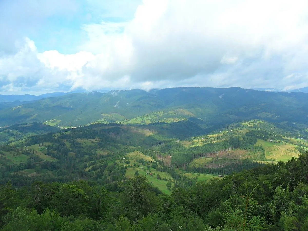 Неймовірний краєвид, який відкривається з гори Великий Верх Неймовірний краєвид, який відкривається з гори Великий Верх