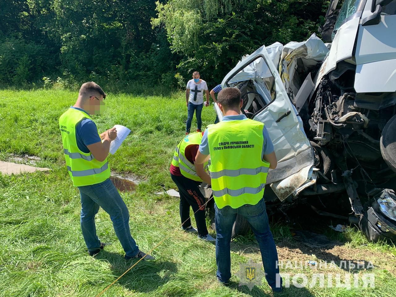 На Львівщині ДТП з вантажівкою Рошен і мікроавтобусом - фото 