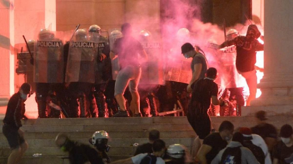 У Сербії не вщухають протести: акції переросли у масові сутички з поліцією