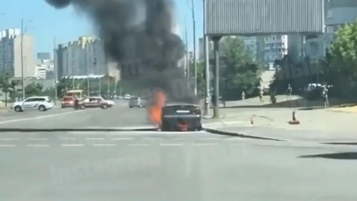 У Києві на жвавій дорозі загорілося авто: вогонь машину знищив повністю – фото, відео 