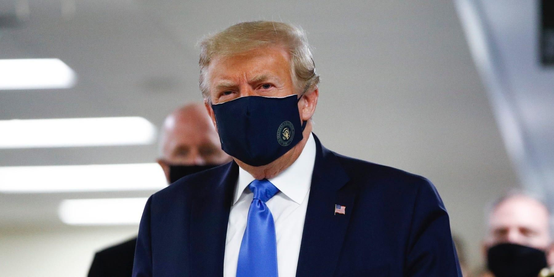 Дональда Трампа впервые журналисты увидели в маске