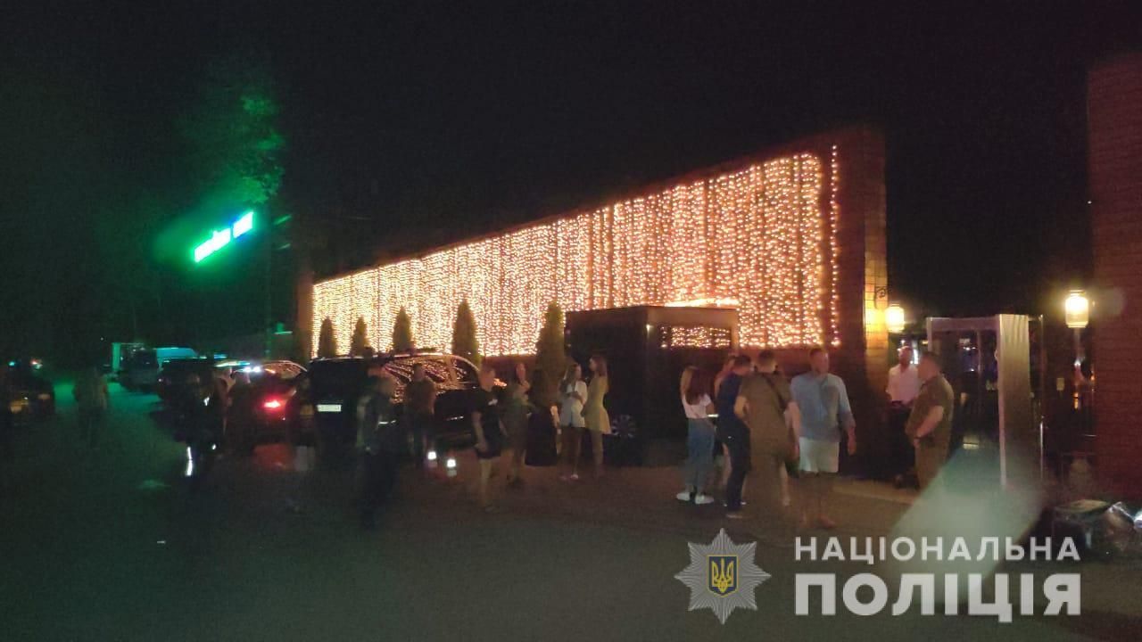 Пів тисячі людей без масок: поліція оштрафувала нічний клуб під Києвом за порушення карантину Пів тисячі людей без масок: поліція оштрафувала нічний клуб під Києвом за порушення карантину