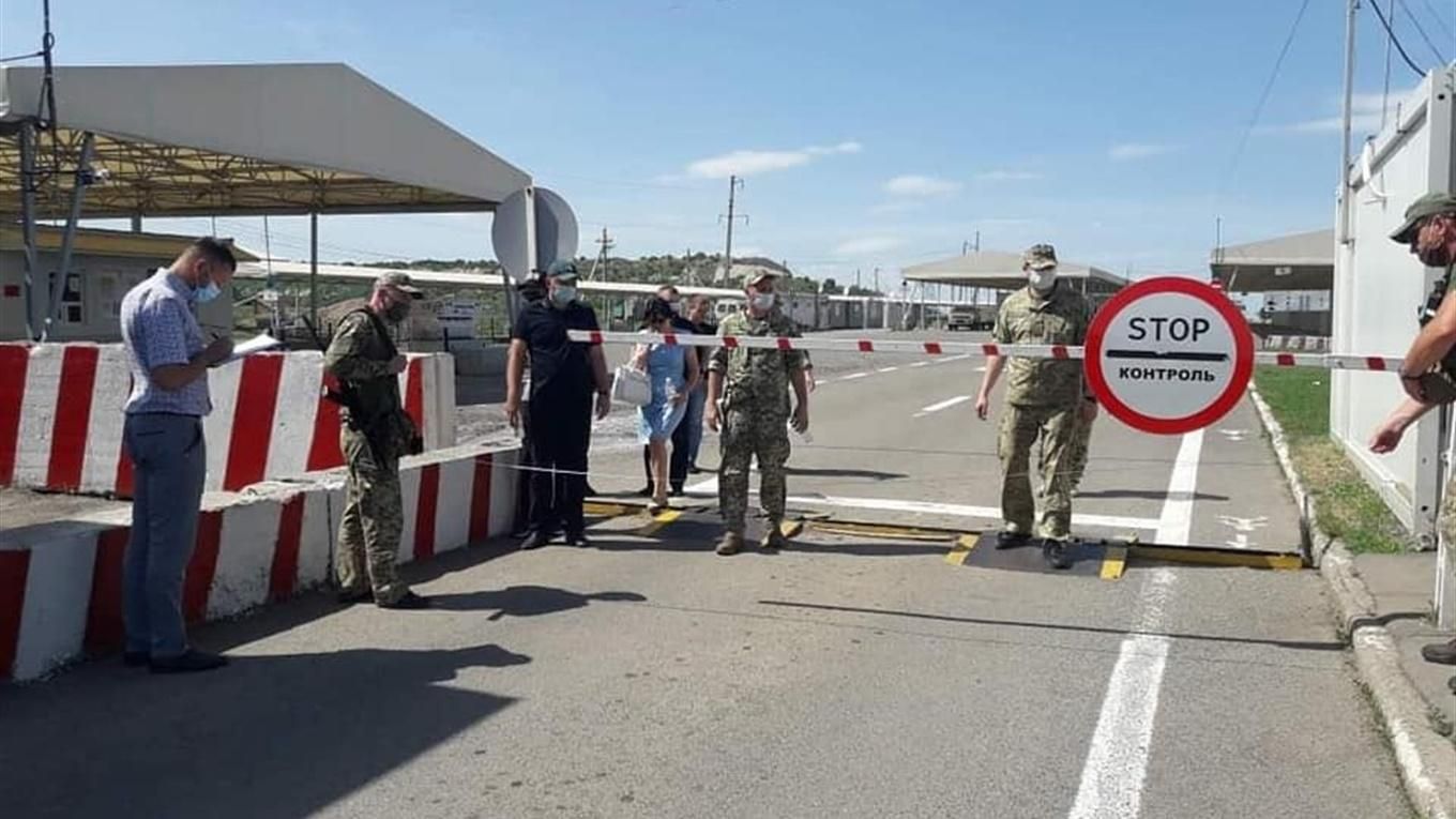 Бойовики не пускають людей додому: жителі ОРДЛО на колінах просять ОБСЄ провести їх Бойовики не пускають людей додому: жителі ОРДЛО на колінах просять ОБСЄ провести їх