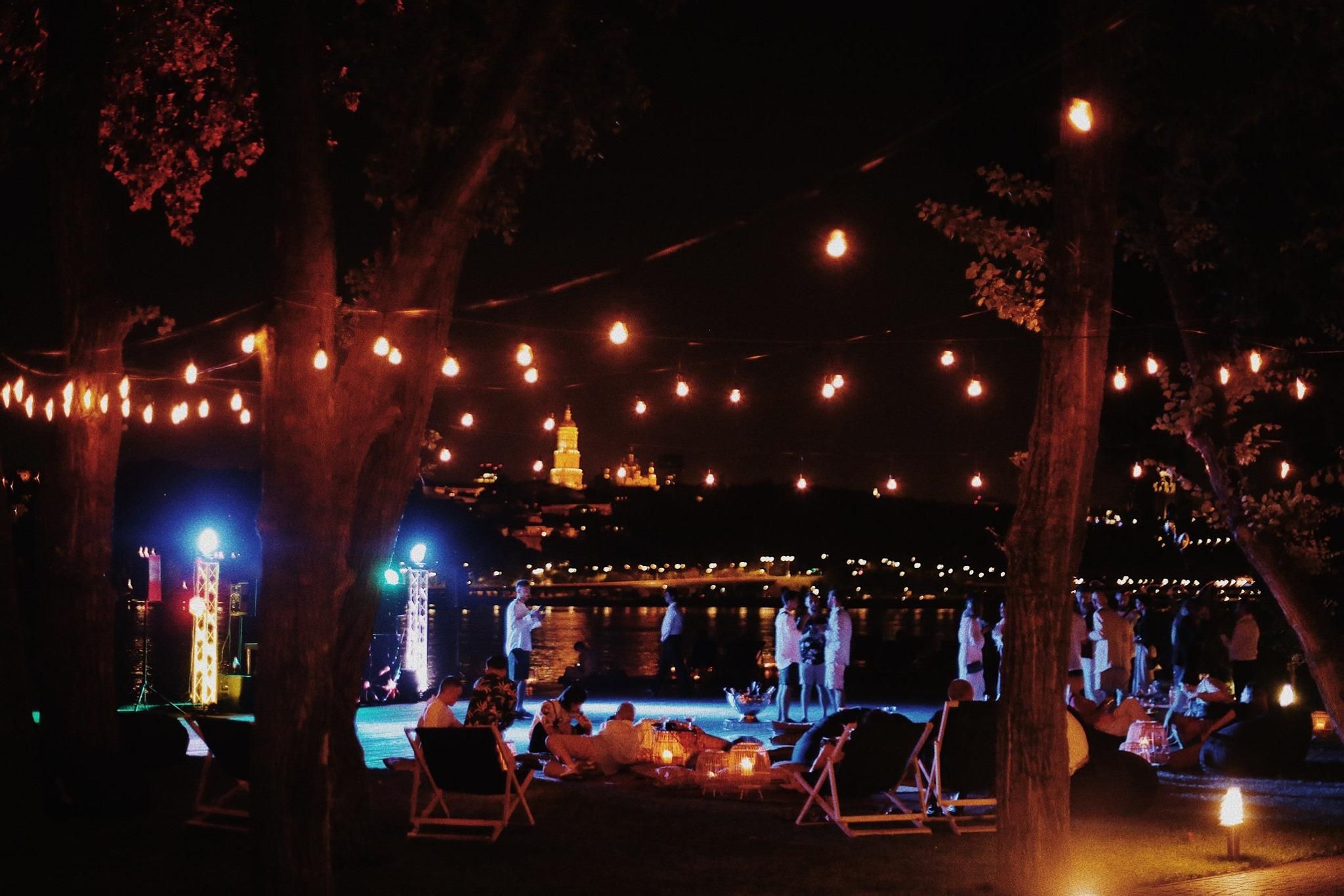 Син Авакова і депутати розважалися на вечірці в клубі Києва, їх охороняла поліція, – Лещенко Син Авакова і депутати розважалися на вечірці в клубі Києва, їх охороняла поліція, – Лещенко