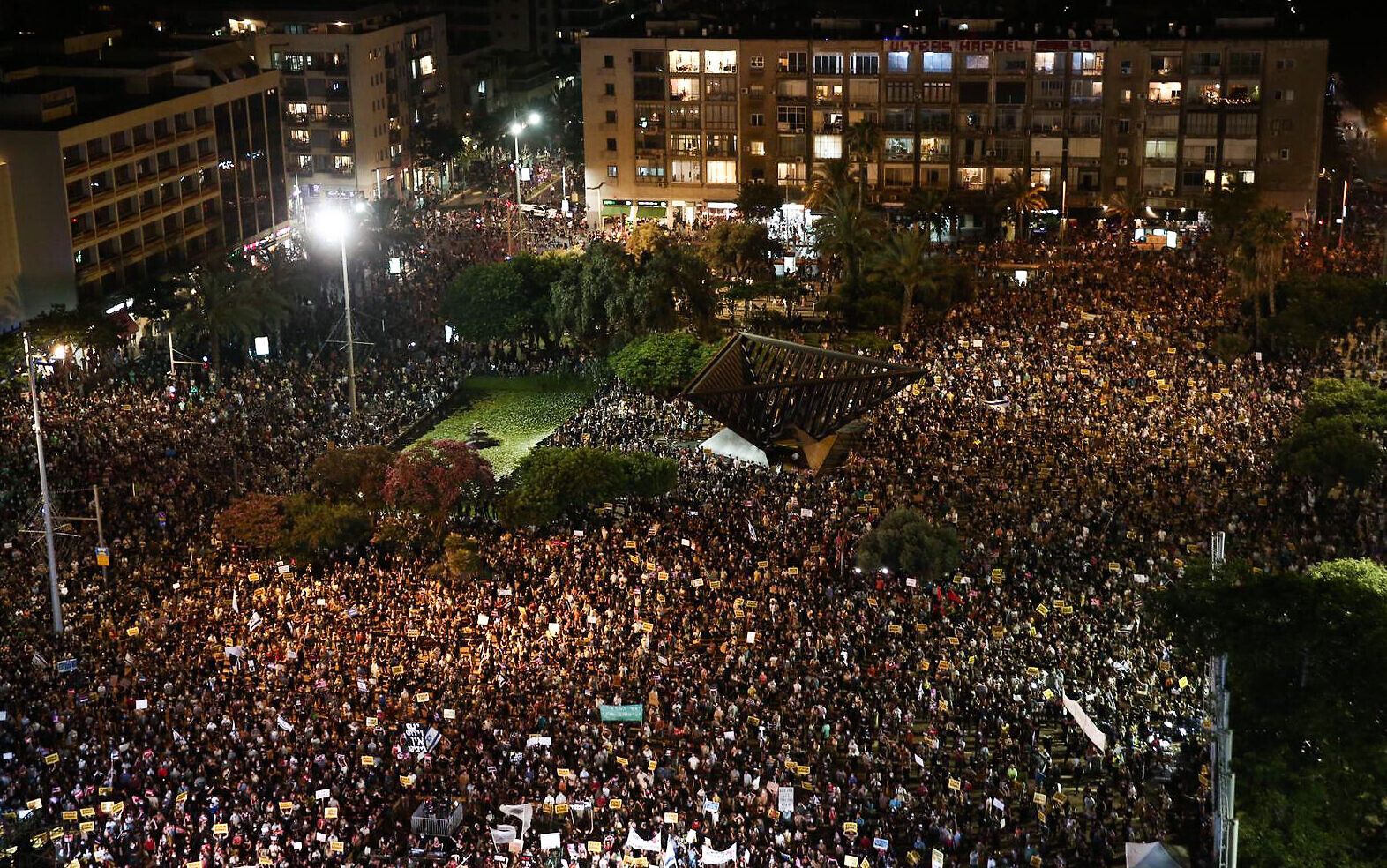 В Ізраїлі пройшов багатотисячний протест проти повторного карантину: приголомшливе відео