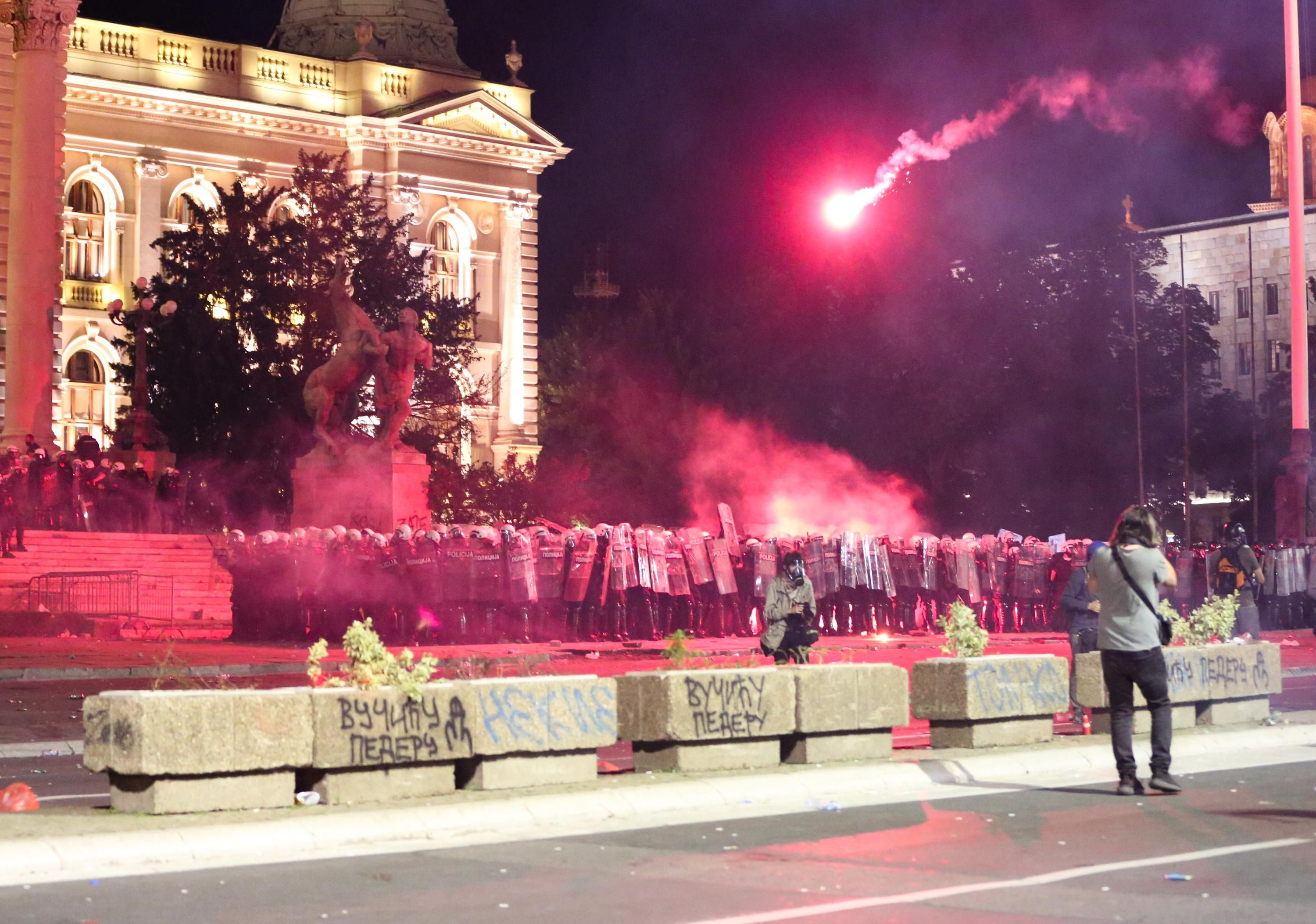 Протесты в Сербии 70 арестованных - фото видео