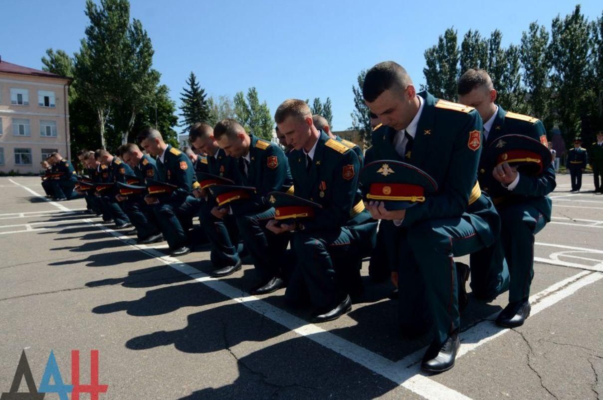 Схилили коліно перед окупантом: у Донецьку перший випуск курсантів з училища бойовиків