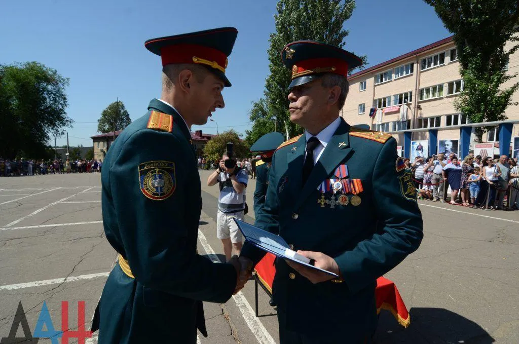 Басурін вручає диплон Басурін вручає диплон