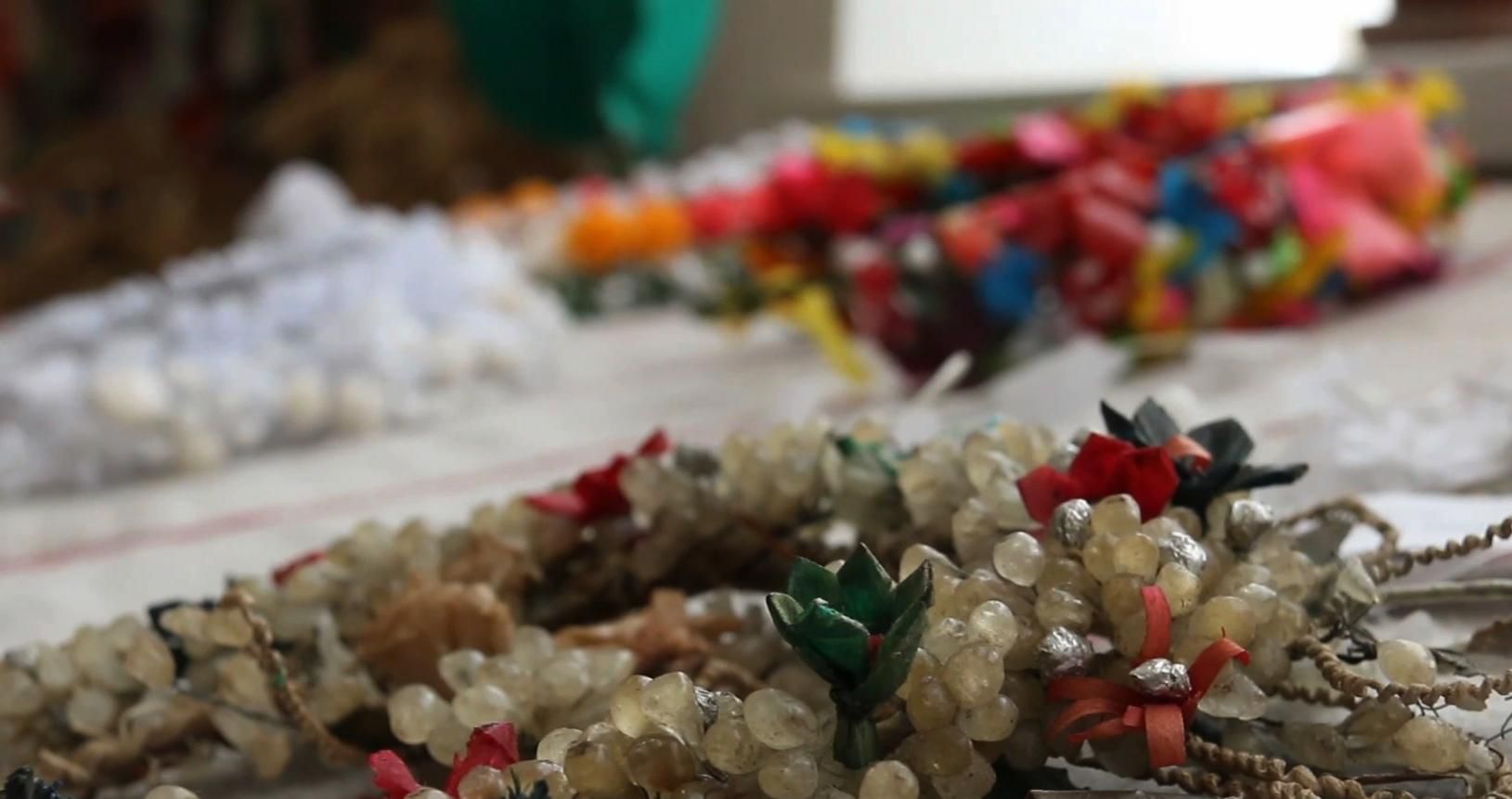 Украинцы воссоздают старинные свадебные венки из воска: впечатляющие фото и видео