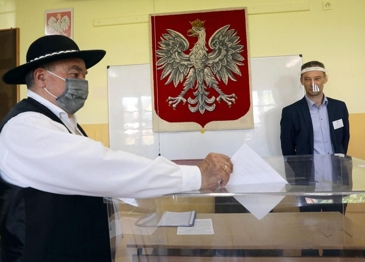 Глава правящей партии Польши встретил на избирательном участке себя