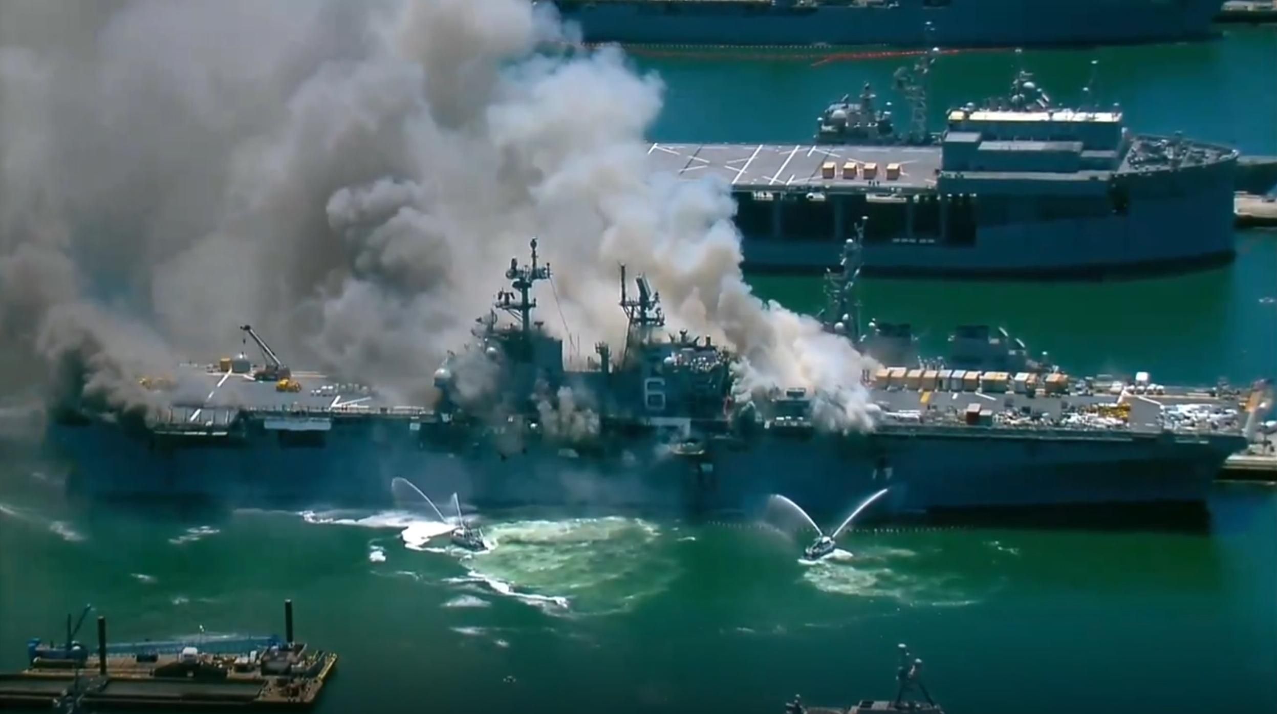 USS Bonhomme Richard в США загорелся и взорвался