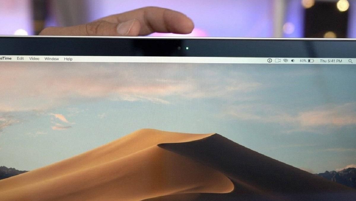 Apple просить не заклеювати камеру MacBook: в чому справа