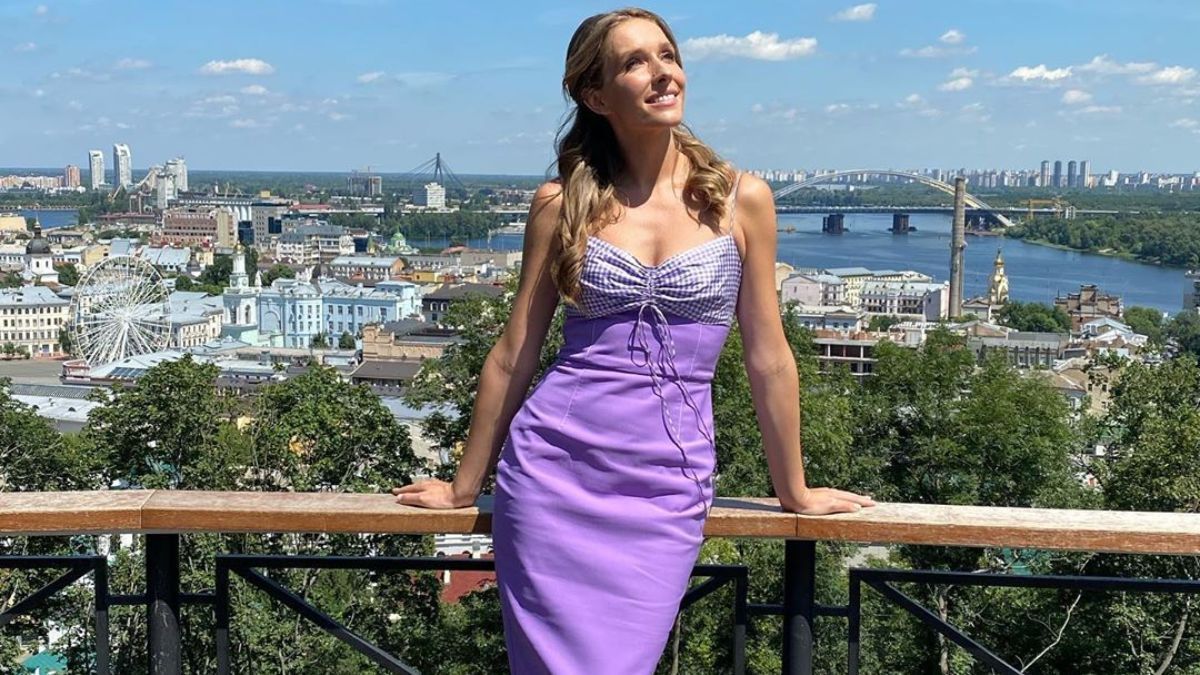 Катя Осадчая отправилась в Одессу: удивительное фото на фоне моря