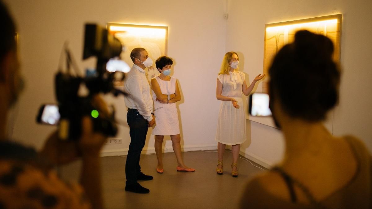 "Нейлонова" виставка Nude: у Харківській Муніципальній галереї вимкнули світло