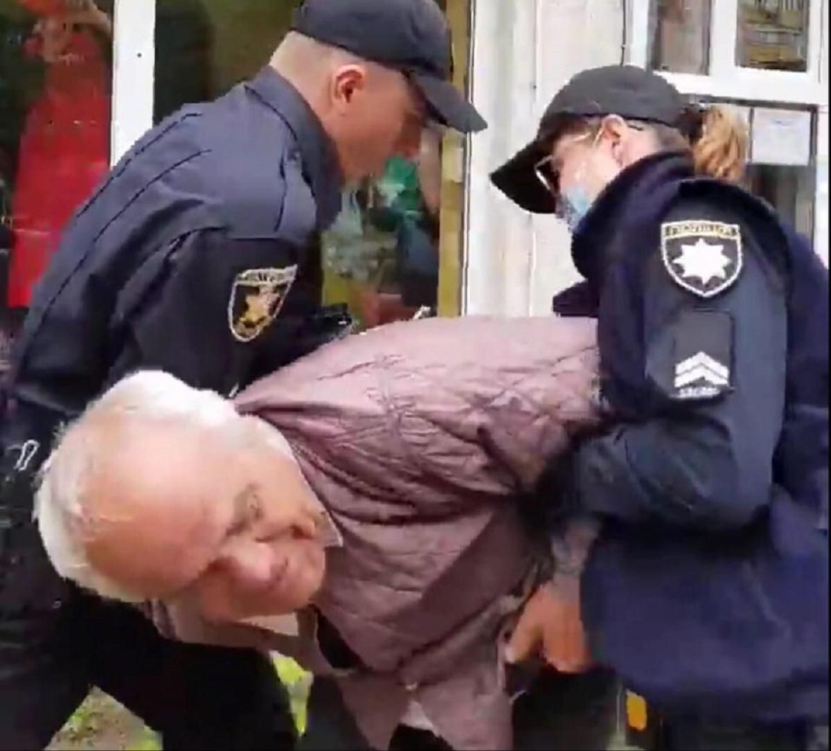 В Черновцах полиция "скрутила" пенсионера за стихийную торговлю на улице: видео