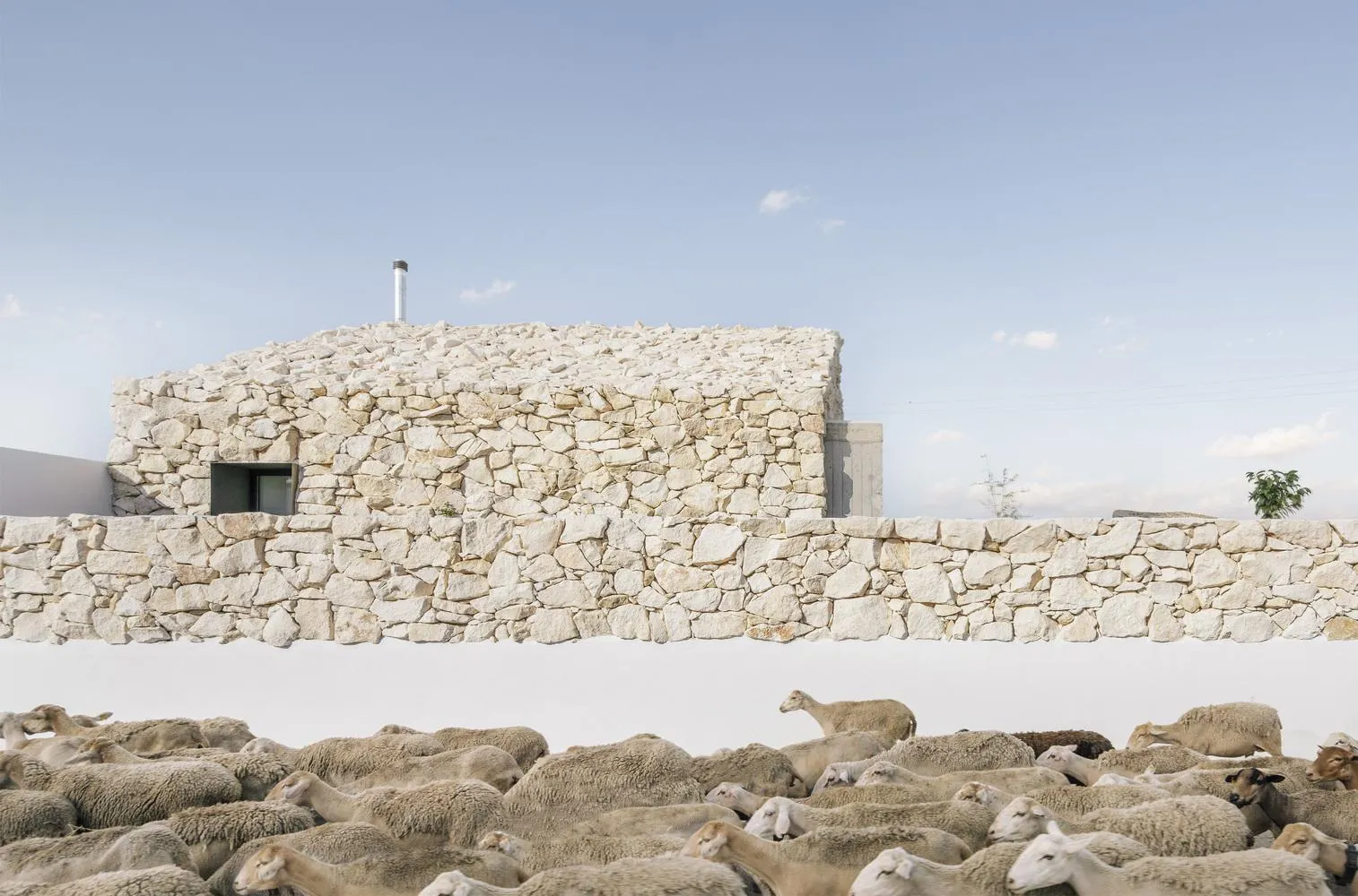 Ззовні не скажеш, що всередині сучасний інтер'єр / Фото Archdaily Ззовні не скажеш, що всередині сучасний інтер'єр / Фото Archdaily