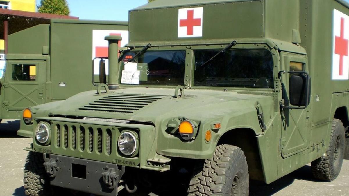 Бойовики обстріляли українську групу евакуації на Донбасі: загинув медик і ще одна людина, також двох військових поранено
