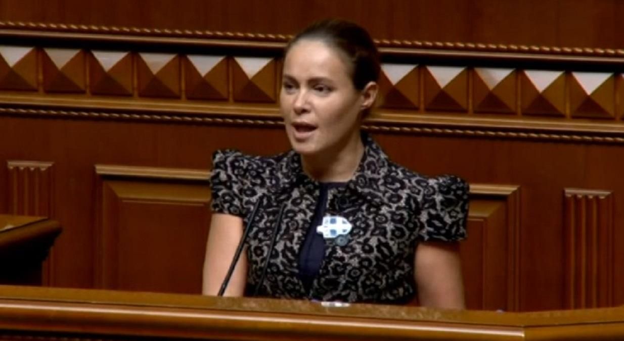 Королевская пришла в Раду с блокатором против коронавируса и иконкой: курьезное фото Королевская пришла в Раду с блокатором против коронавируса и иконкой: курьезное фото