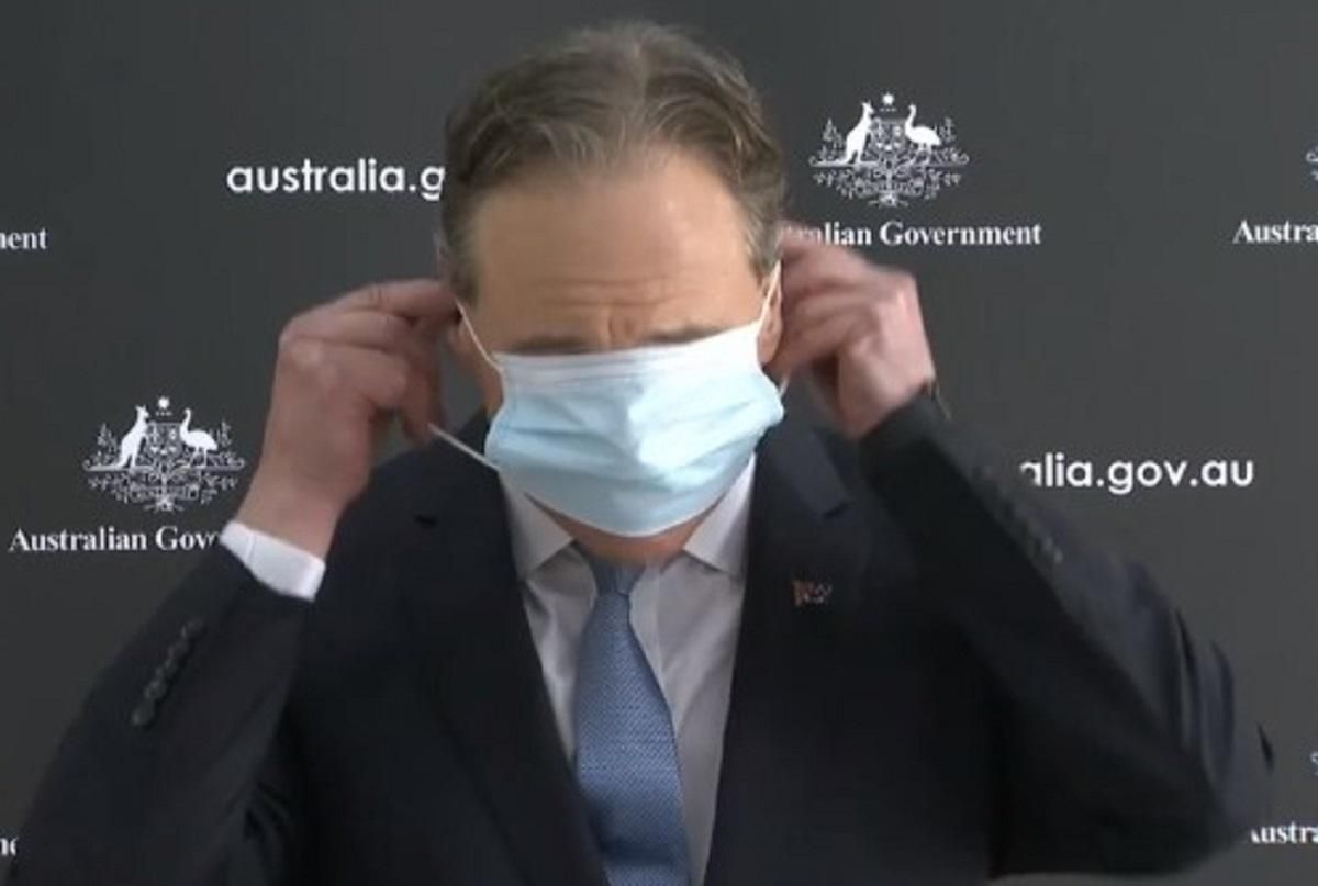 Епічна боротьба: глава МОЗ Австаралії Грег Гант осоромився, натягаючи маску – відео Епічна боротьба: глава МОЗ Австаралії Грег Гант осоромився, натягаючи маску – відео