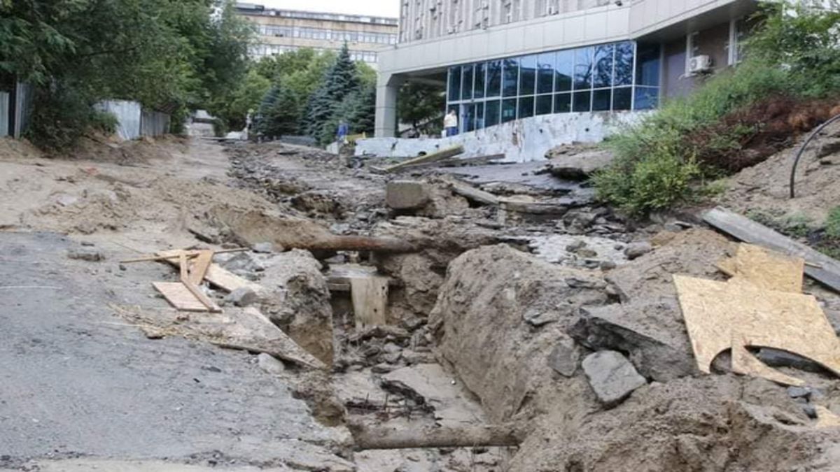 Мощный ливень в Днепре размыл улицу, образовалась большая пропасть – красноречивые фото Мощный ливень в Днепре размыл улицу, образовалась большая пропасть – красноречивые фото