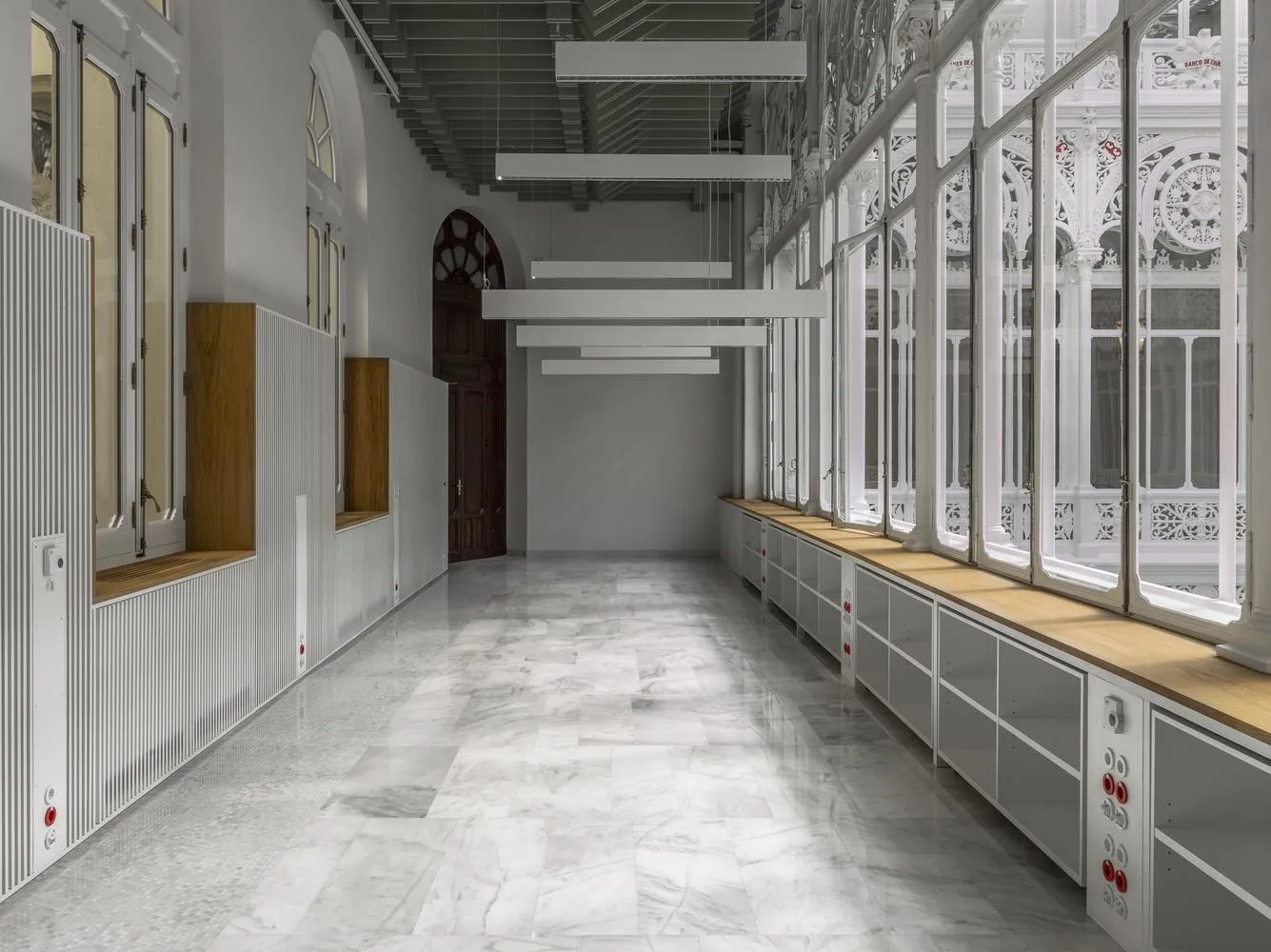 Бібліотеку банку Іспанії дещо видозмінили / Фото Archdaily Бібліотеку банку Іспанії дещо видозмінили / Фото Archdaily