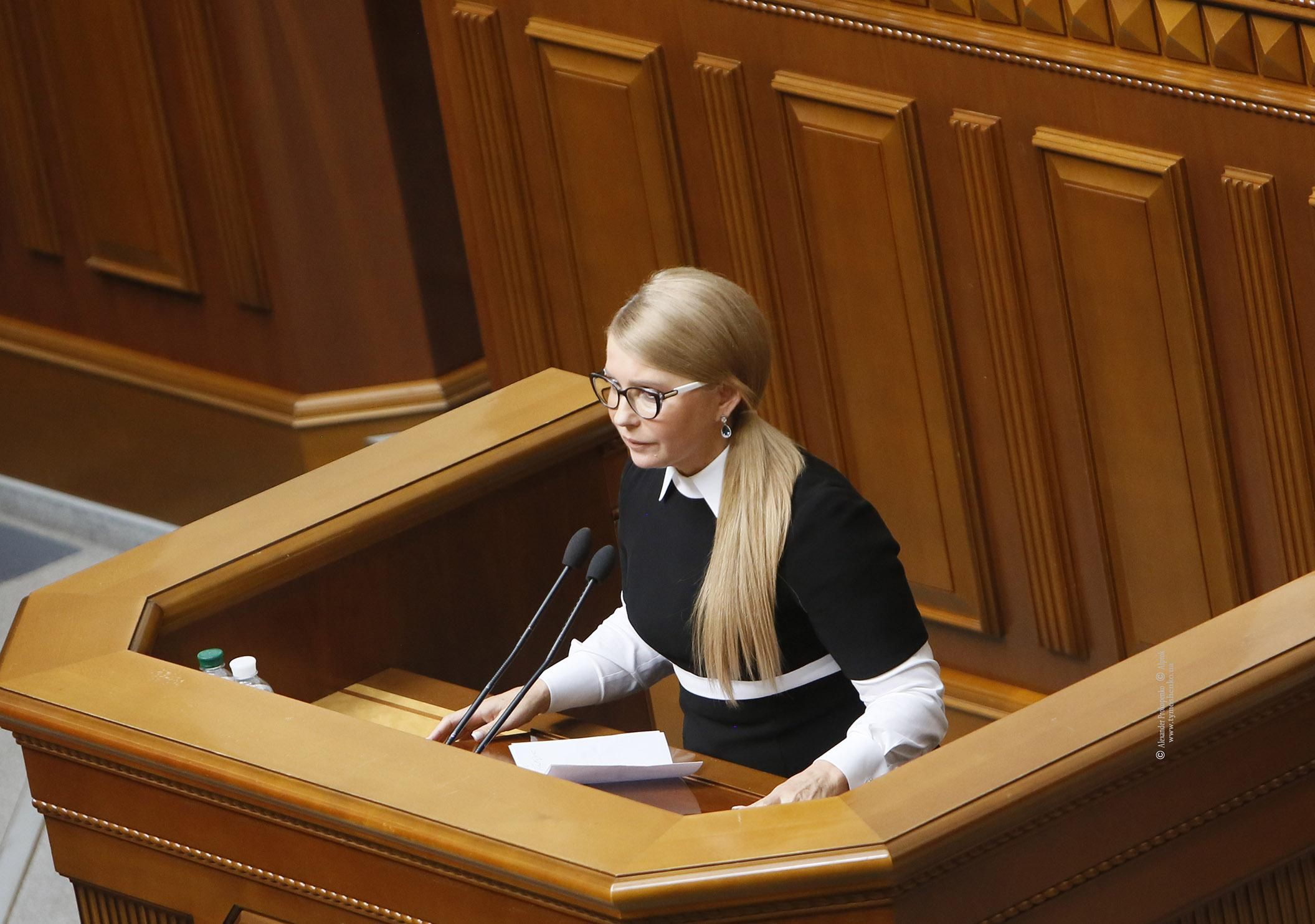 Тимошенко залипає у смартфоні, поки Рада розглядає закони: відео 