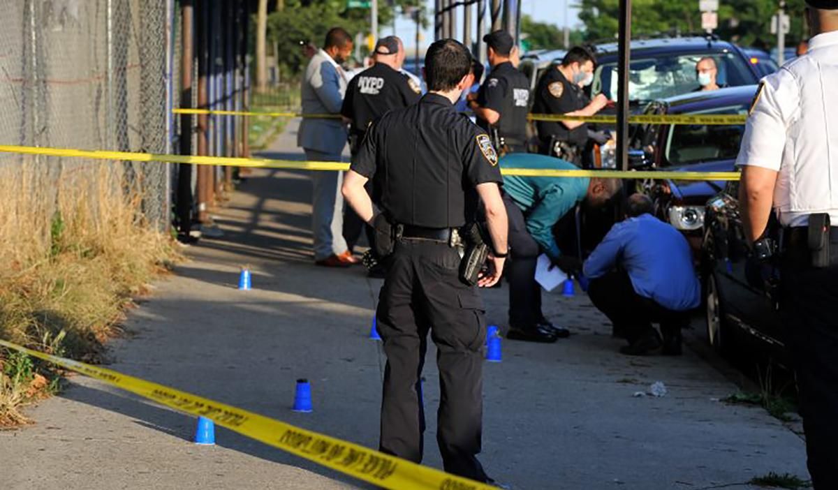 Мужчина ездил по Нью-Йорку и стрелял в прохожих: не менее 5 раненых