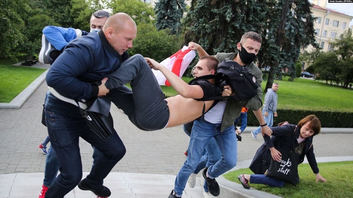 Пока одних задерживают, другие молчат: как СМИ Беларуси освещают "майдан" в Минске