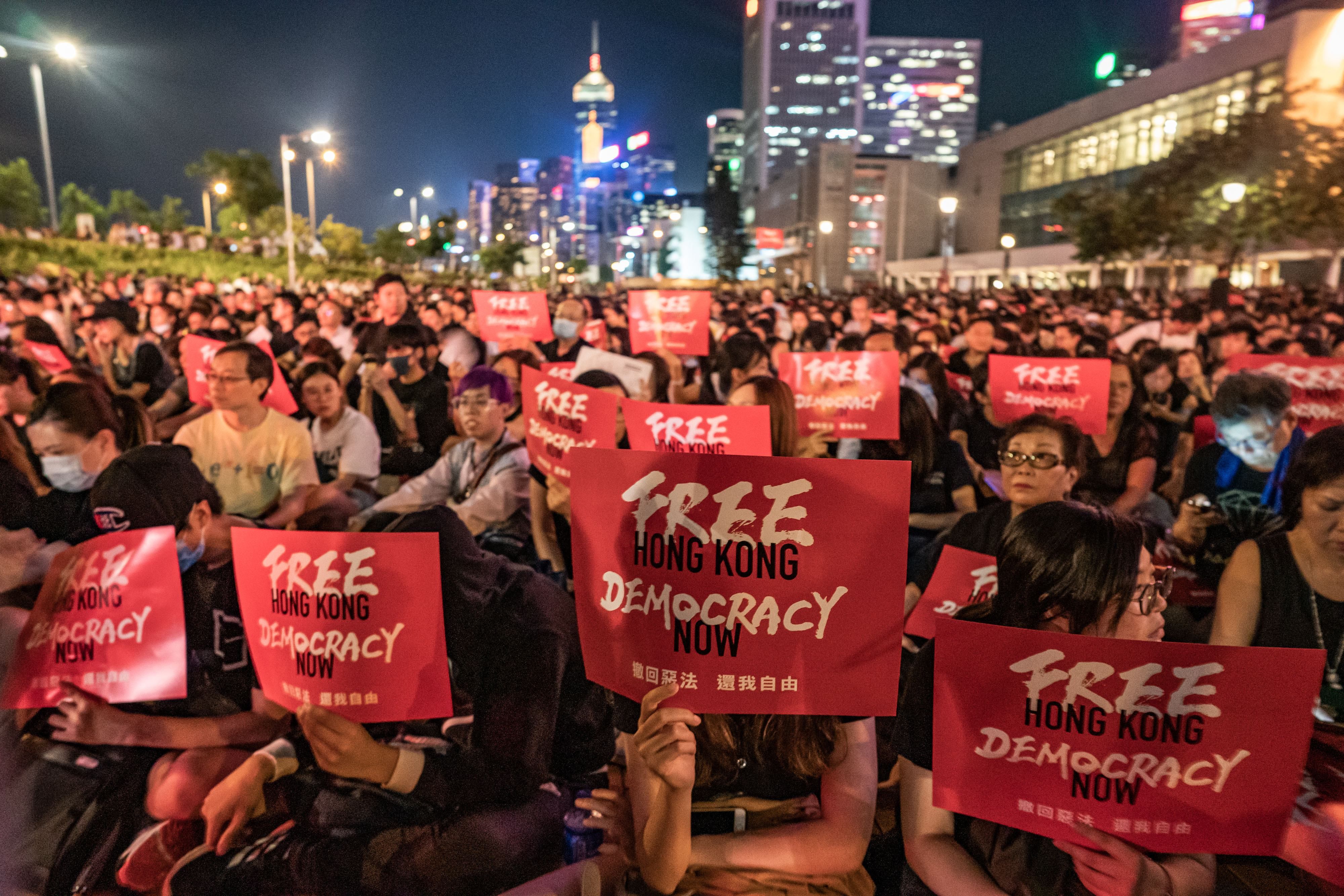 США ввели санкции против Китая из-за ограничения автономии Гонконга: как отреагировал Пекин